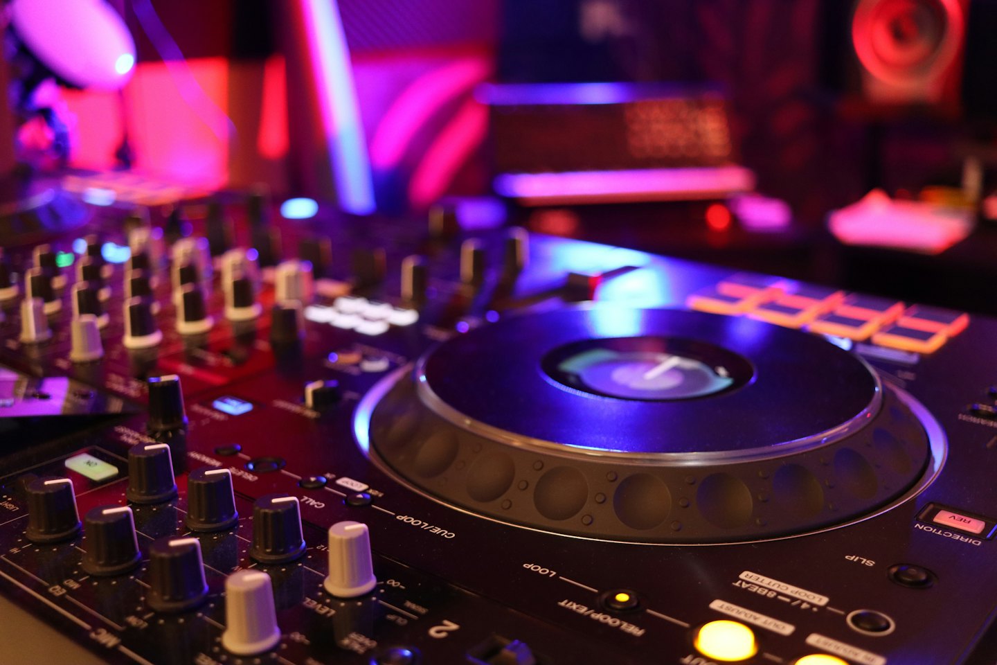 Équipement de DJ avec des lumières colorées sur la molette.